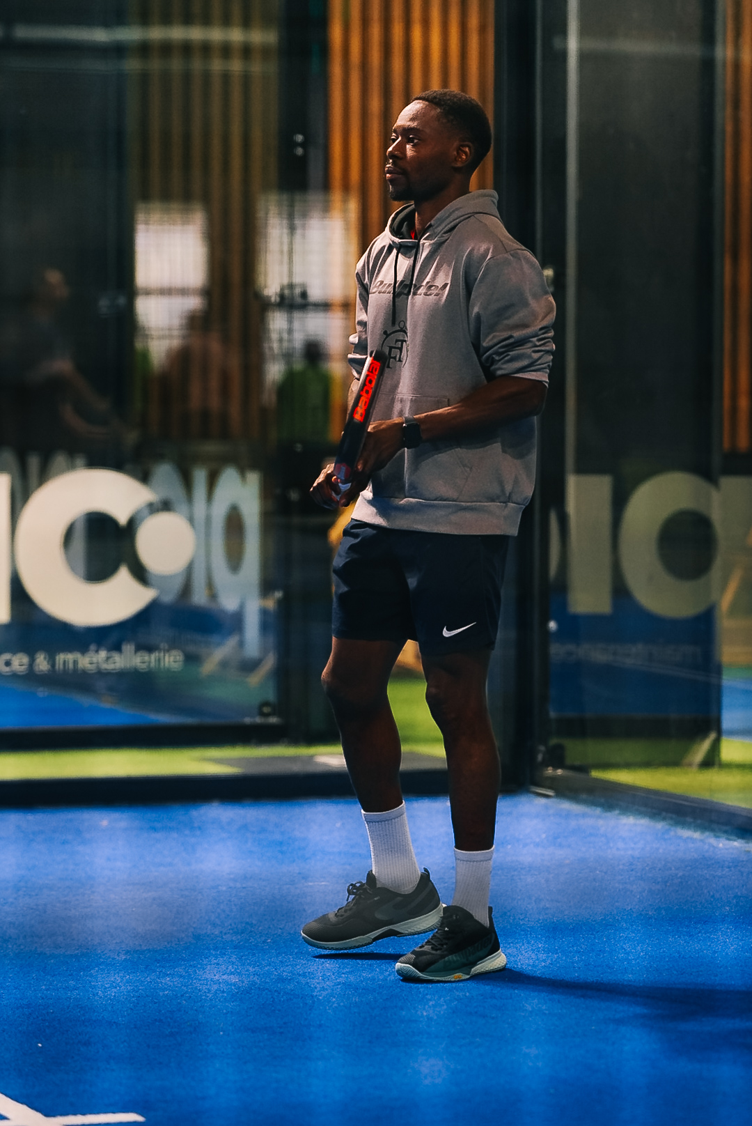 Jonathan Tinhan sur un terrain de padel